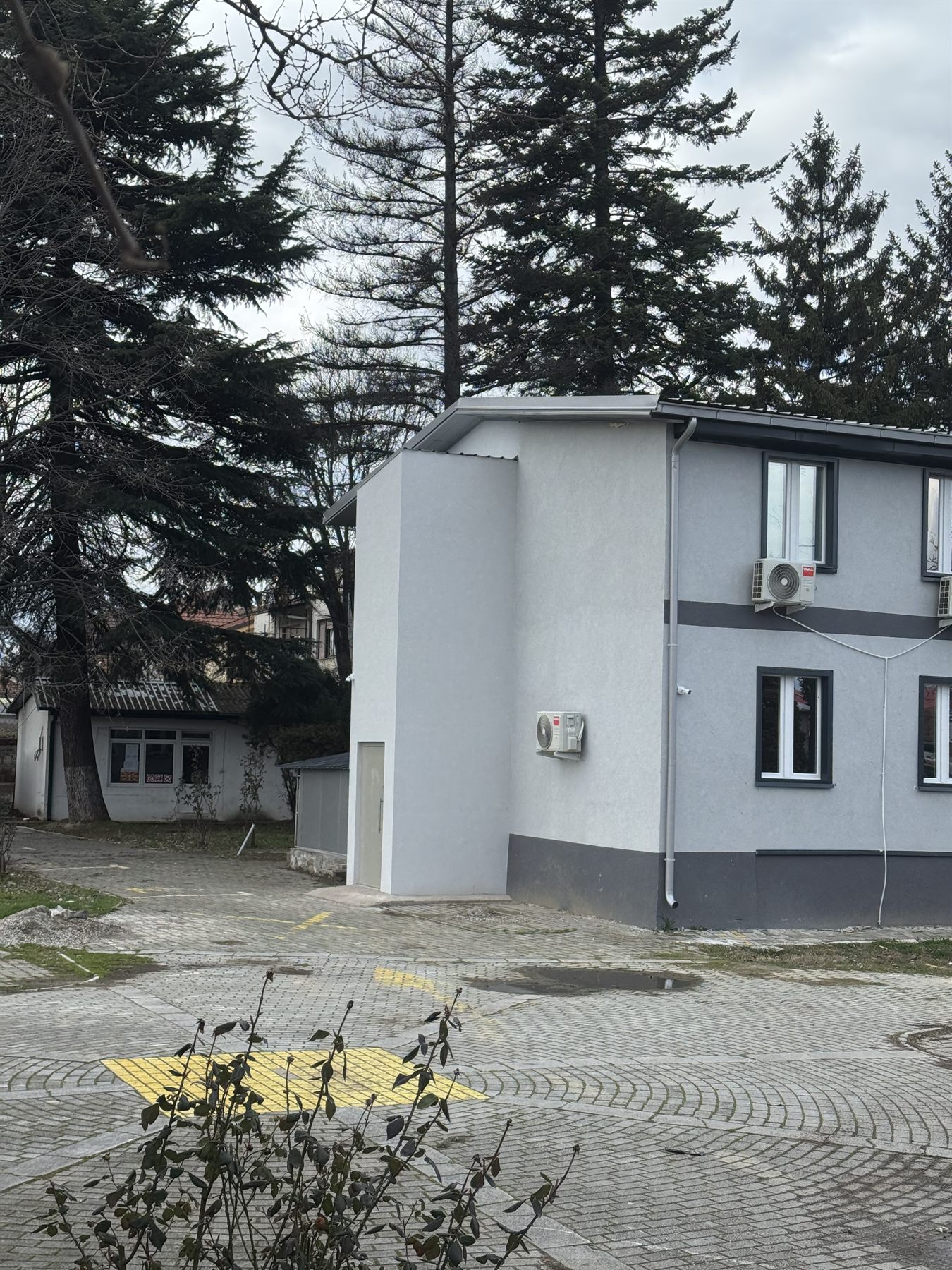 Завршеното окно со влезна врата од дворот