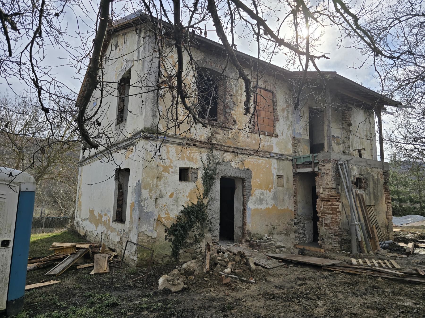 Обнова на стара камена куќа — пред